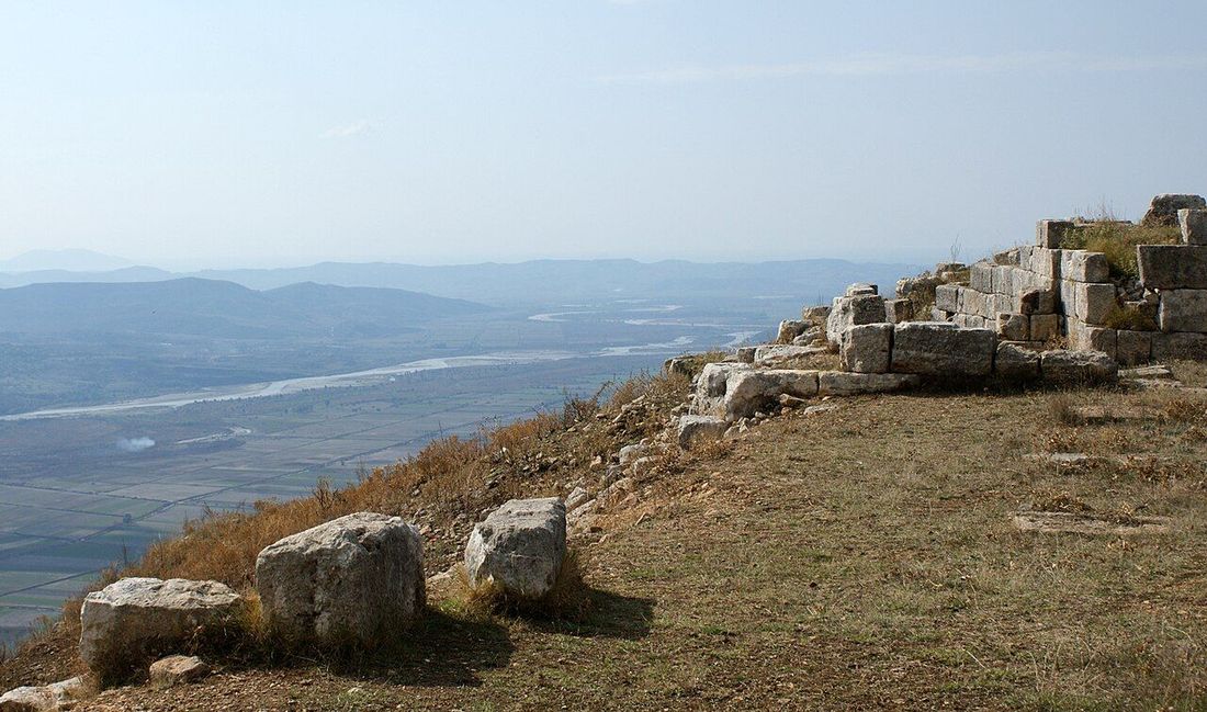 Muret e qytetit antik Byllis me luginën e Vjosës në sfond