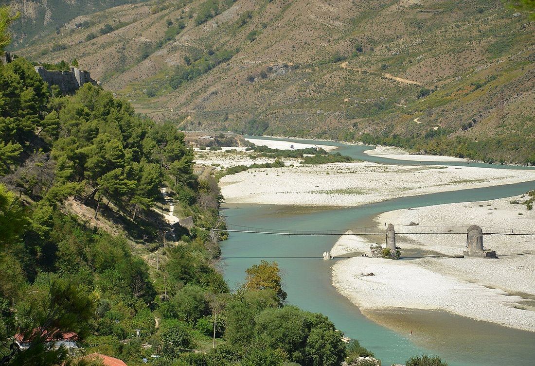 Vjosa me brigje të gjera zhavorri dhe mbetje të një ure pranë Tepelenës