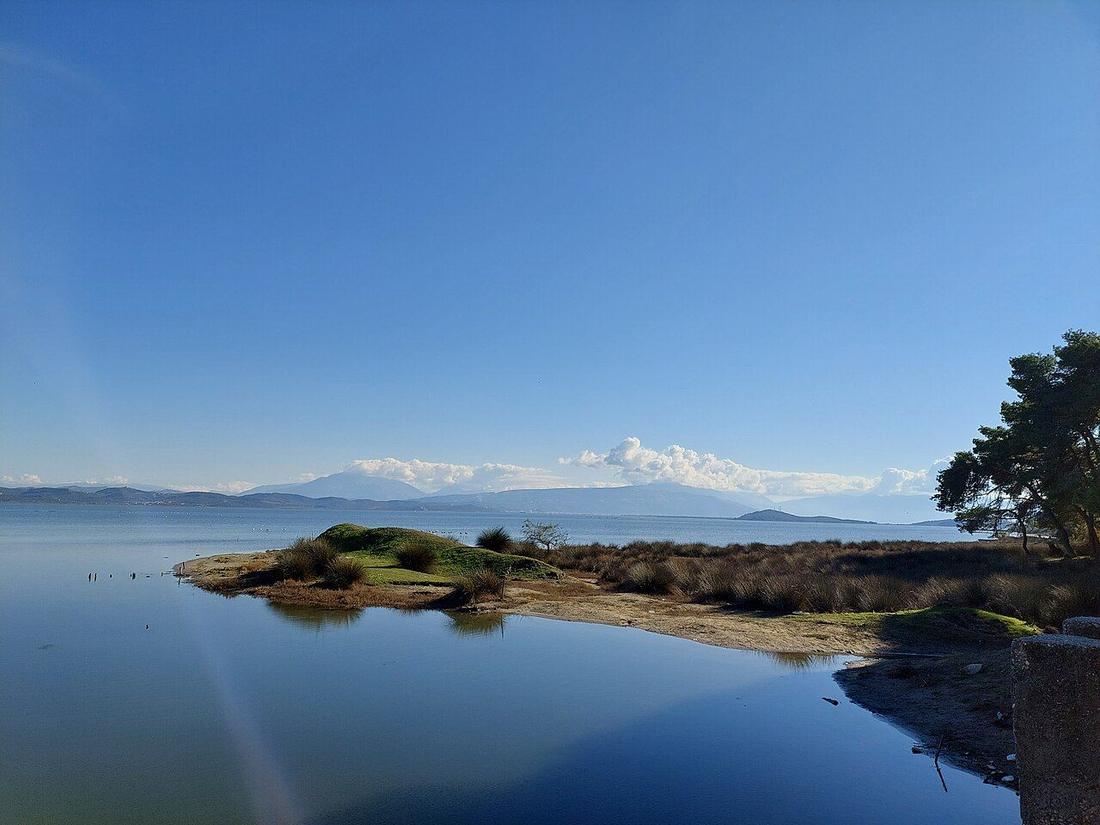 Laguna e Nartës me një gadishull të vogël dhe male në sfond
